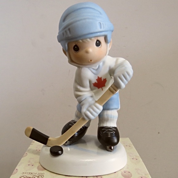 NIB Precious Moments "Let's Keep Our Eye's On the Goal Canadian Exclusive Hockey - Picture 1 of 4